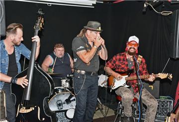 Mit erdigem Blues und Rock überzeugte die Band Van Wolfen das Publikum bei ihrem Auftritt in der "Turmkneipe" in Zeven.