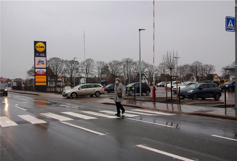 Mit Eröffnung des neuen Lidl-Marktes vor gut einem Monat an der Atenser Allee ist dort auch ein Zebrastreifen angelegt worden.