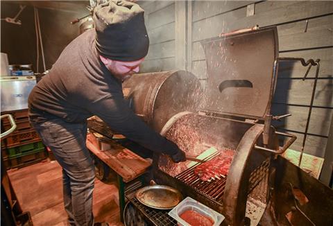 Mit Essen zum Mitnehmen retten sich Gastronomen durch die Coronakrise. Emil Karnacewicz (Foto) und sein Bruder Filip verkaufen sehr erfolgreich Gegrilltes an der Leher Landstraße in Langen.