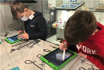 Mit Feuereifer dabei: Am iPad und mit Pencil gestalten die Kinder ihren ganz eigenen Comic.