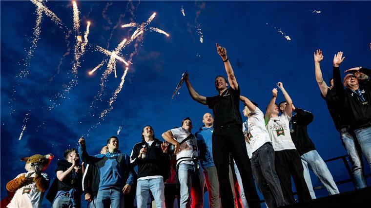Mit Feuerwerk und Bierdusche: Füchse Berlin feiern den Titel. 