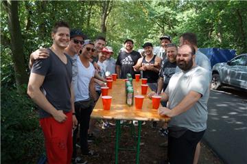 Mit Flip Cup hat diese Gruppe sich das Warten vesüßt, bevor sie beim Deichbrand ...