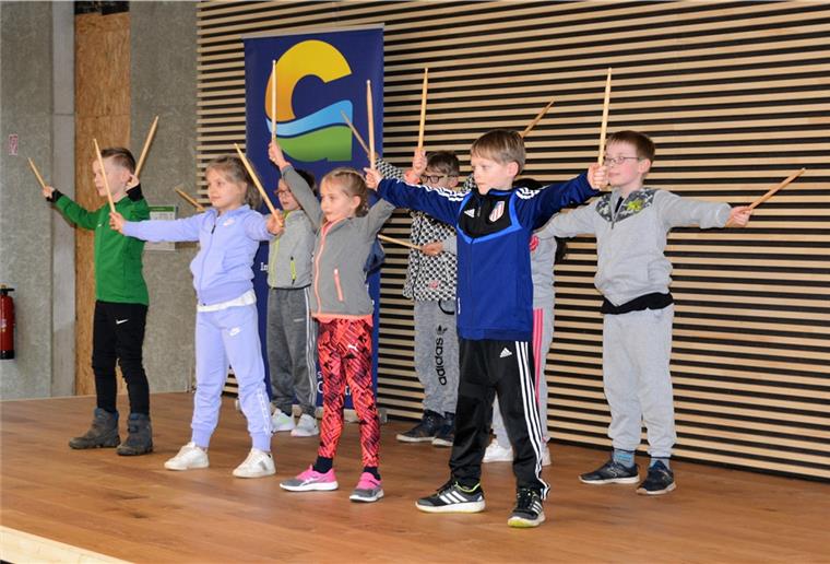 Mit flotten Rhythmen umrahmten die Schüler aus Klasse 3a die Feier zur Einweihung der neuen Grundschule in Bad Bederkesa.