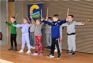 Mit flotten Rhythmen umrahmten die Schüler aus Klasse 3a die Feier zur Einweihung der neuen Grundschule in Bad Bederkesa.
