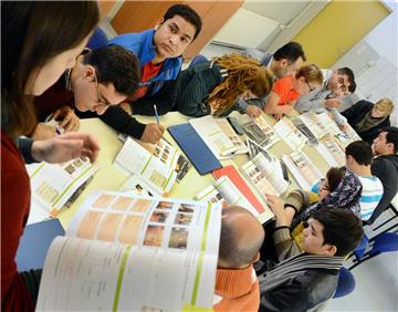 Mit Flüchtlings-, Integrations- und Deutschkursen verdient die Volkshochschule Zeven Geld. Doch der Schule fehlt es an Räumlichkeiten. Jetzt ist ein vorübergehender Umzug in den Holländertrakt der ehemaligen Grundschule Klostergang angedacht, um den Platzbedarf zu decken.