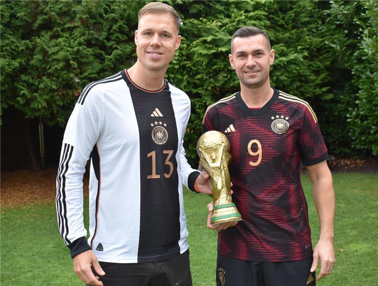 Dennis Jesionek (links) und Patrick Temmen mit einem Fußball-WM-Pokal.