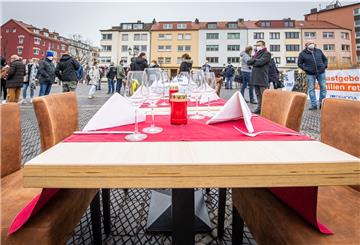 Mit gedeckten Tischen machten die vom Lockdown betroffenen Hoteliers und Gastronomen am Montag auf dem Theodor-Heuss-Platz auf ihre Situation aufmerksam.