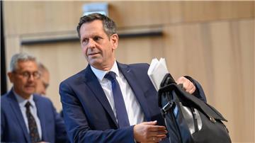 Mit gepackten Taschen auf Sommertour: Olaf Lies informiert sich über Bevölkerungsschutz und soziale Projekte. (Archivbild)