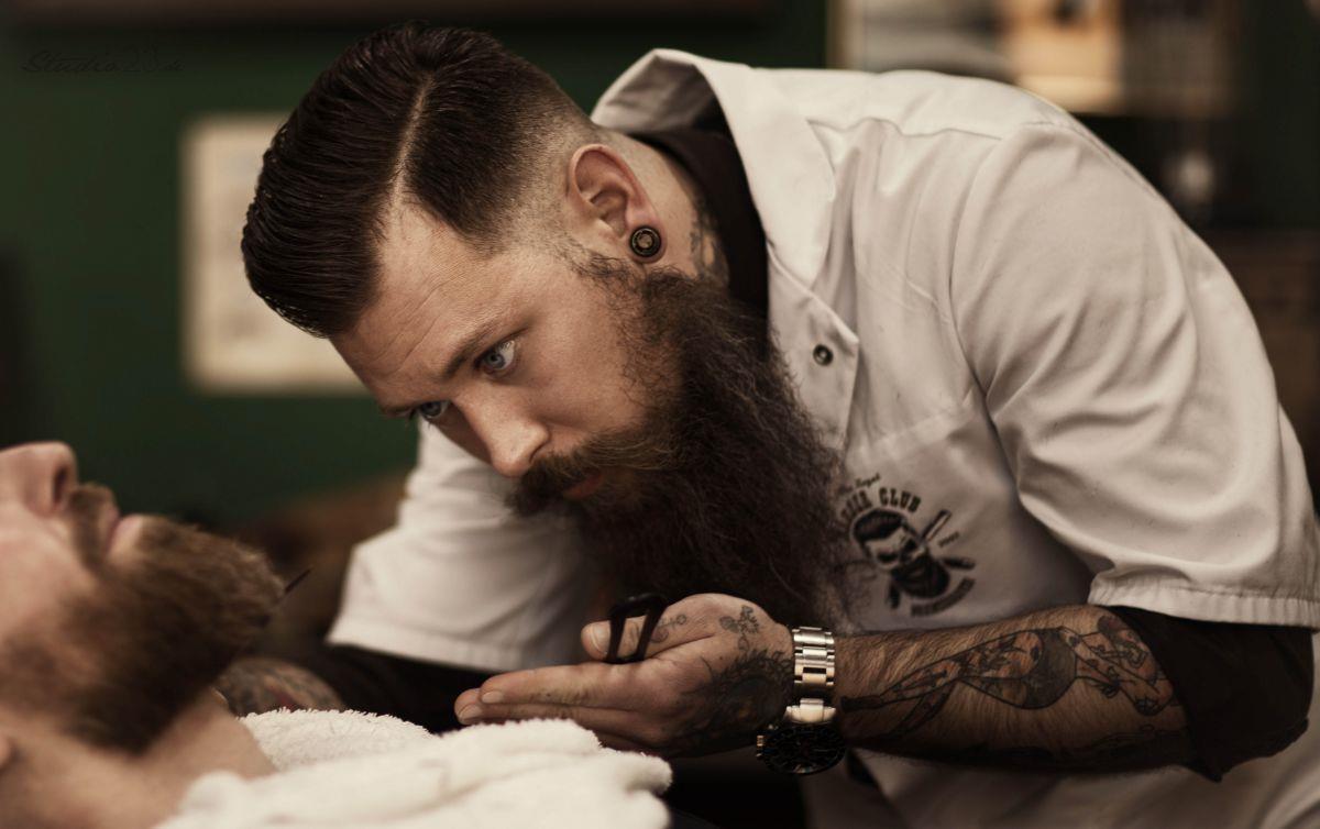 Heute ist Tag des Bartes – Experte aus dem Cuxland gibt Tipps Mit geübter Hand bringt Norman Möbius in seinem Barber Shop den Bart eines Kunden in Form.