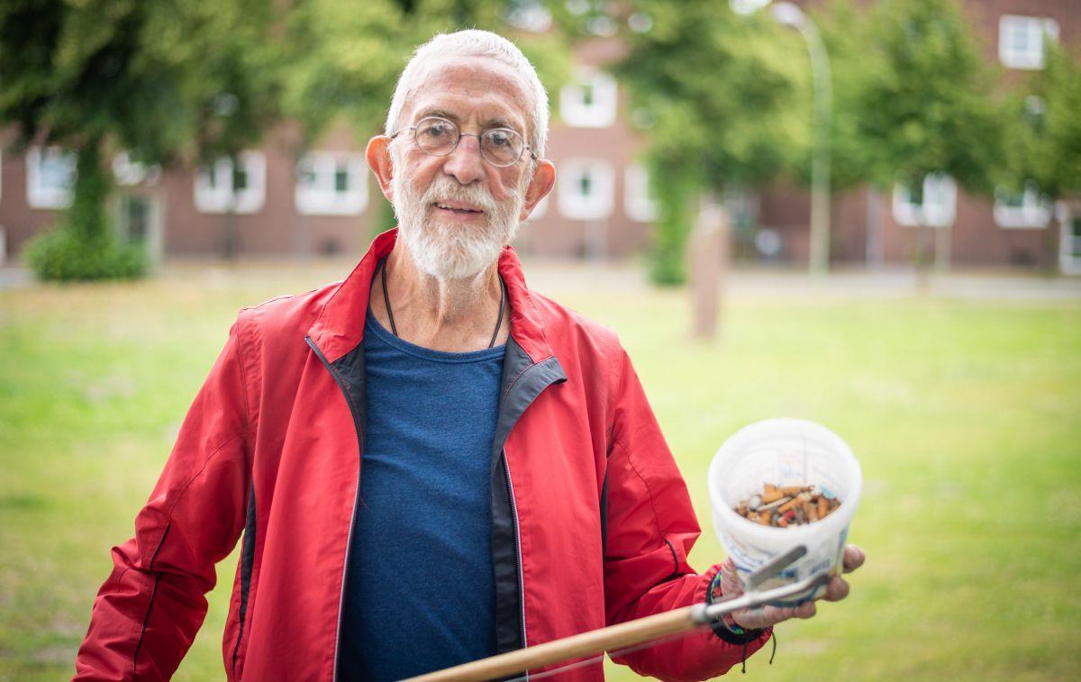 Mit Greifzange und Maxi-Joghurt-Eimer zieht Rolf Schenck viermal die Woche los und sammelt Zigarettenkippen. Foto: Hartmann