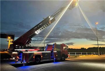 Mit großem Aufwand wurde an und auf der Weser nach dem Vermissten gesucht.