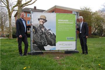 Mit großen Plakaten wird vor dem Rathaus auf die Bedeutung der Landwirtschaft hingewiesen. 