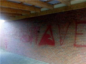 Mit großflächigen Graffiti wurden unter anderem Wände in der Grundschule in Spaden beschmiert.