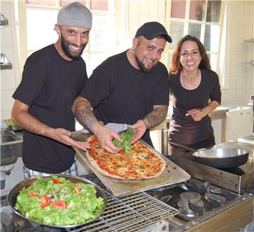 Mit handgefertigter Pizza und mediterranen Gerichten wollen Fatih, Miguel und Maria (von links) ihre Gäste verwöhnen. Das Restaurant „Da Maria“ eröffnet am Mittwoch, 1. August, um 17.30 Uhr.