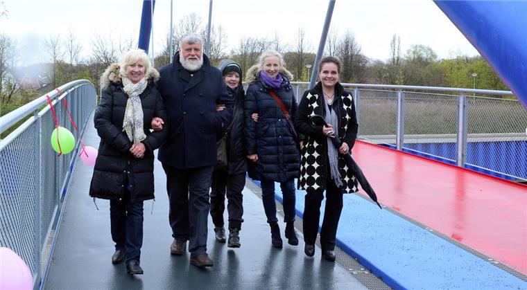 Schriftstellerin Hanna Wolff als Namensgeberin für Brücke Mit Hanna Wolffs Kindern (von links) Marthi, Michael, Franziska und Christine weiht Baustadträtin Dr. Jeanne Marie Ehbauer die Fußgängerbrücke offiziell ein.