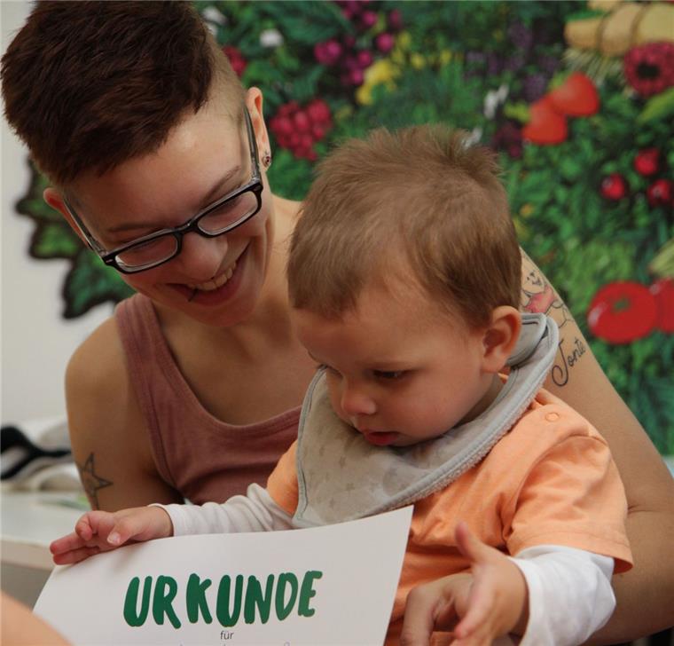 Mit herzlicher Gratulation: Nach dem Aufenthalt in der Esslernschule in Graz erhielt Jonte – hier mit seiner Mutter - eine Urkunde.