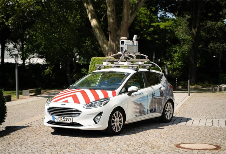 Mit Hightech-Ausrüstung auf dem Dach fahren Mitte Oktober solche Autos durch Bremerhaven. Sie erfassen den Zustand der Straßen, die Breite der Radwege, den Standort von Bäumen und Hunderte weitere Daten.