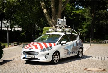 Mit Hightech-Ausrüstung auf dem Dach fahren Mitte Oktober solche Autos durch Bremerhaven. Sie erfassen den Zustand der Straßen, die Breite der Radwege, den Standort von Bäumen und Hunderte weitere Daten.