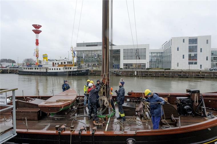 Bremerhaven: "Astarte" hat ihre Masten wieder Mit Hilfe eines Mobilkrans wurden am Sonnabendnachmittag die beiden Masten des Traditionsseglers "Astarte" wieder gesetzt. Seit Oktober liegt das Schiff am Kohlenkai im Schaufenster Fischereihafen in Bremerhaven.