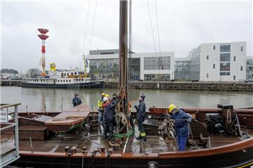 Mit Hilfe eines Mobilkrans wurden am Sonnabendnachmittag die beiden Masten des Traditionsseglers "Astarte" wieder gesetzt. Seit Oktober liegt das Schiff am Kohlenkai im Schaufenster Fischereihafen in Bremerhaven.