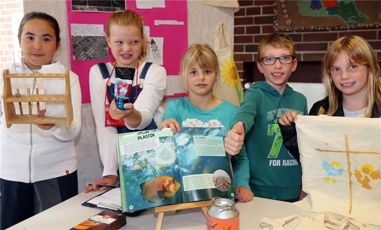 Mit Hilfe mehrerer Teefilter haben Grundschüler aus Tarmstedt  Mikro-Plastik aus einer Tube Körperpeeling herausgefiltert.  