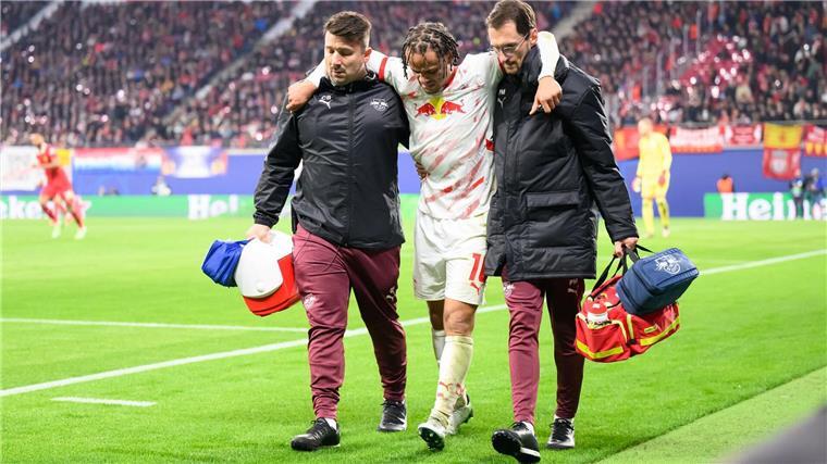 Schock um Xavi: Leipzig mehrere Wochen ohne Schlüsselspieler Mit Hilfe von zwei Betreuern verließ Xavi Simons den Platz.