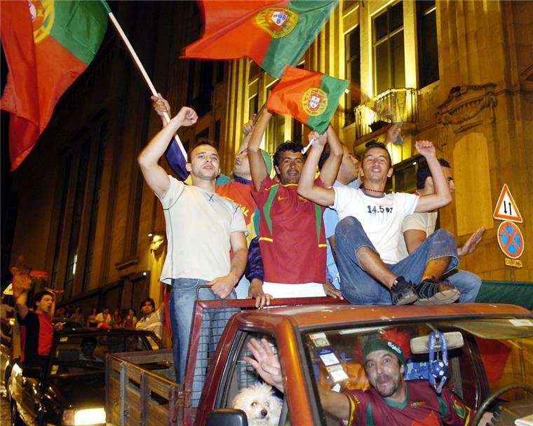 Mit Hupkonzerten, dafür aber nicht ganz so ausgelassen wie auf diesem Bild haben portugiesische Fans in Bremerhaven den Sieg bei der Fußball-EM nicht gefeiert.