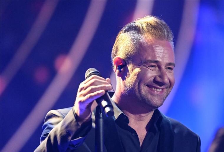 Sashas Leben als Popstar ohne Groupies Der deutsche Pop-Sänger Sasha steht auf der Bühne.