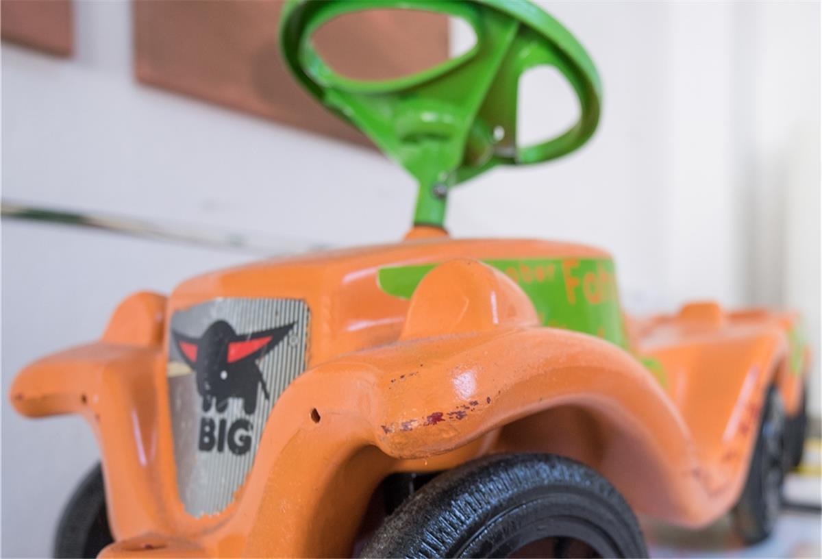 Mit ihrem Bobbycar können Kinder beim „Autokino“ in der Kinderbibliothek der Stadtbibliothek teilnehmen. 