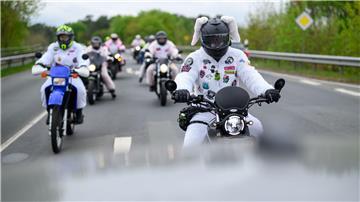 Mit ihren Hasenkostümen wollen die Motorradfahrer Aufmerksamkeit für eine Spendensammlung bekommen. 