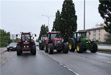 Mit ihren Traktoren machen die Bauern auf der Stresemannstraße auf sich aufmerksam.