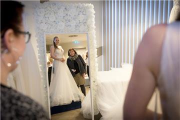 Mit ihrer Mutter und ihrer Trauzeugin im Gepäck probiert Anke Gardel (28) aus Geestland in Bremerhaven Hochzeitskleider an. 
