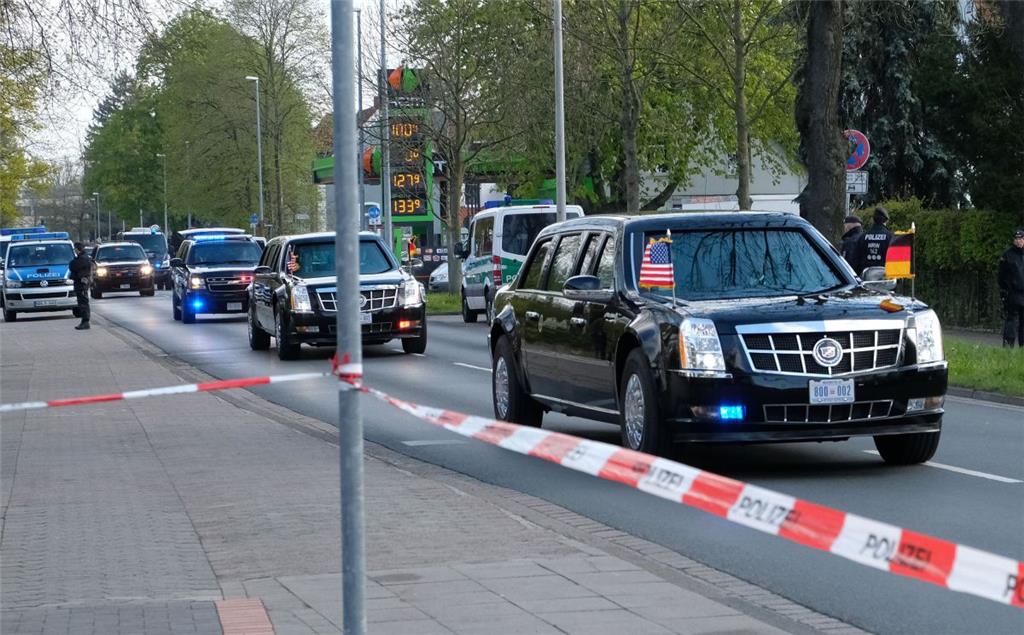 Mit im Konvoi sind auch zahlreiche mitgebrachte Begleitfahrzeuge.