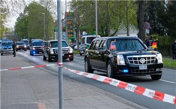 Mit im Konvoi sind auch zahlreiche mitgebrachte Begleitfahrzeuge.