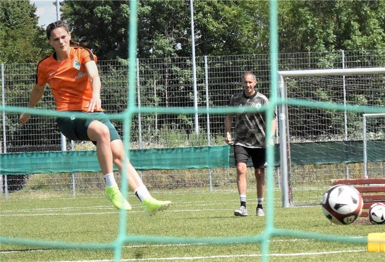 Mit Individualtraining bei Roman Opalka bereitet sich Giovanna Hoffmann auf die neue Fußballsaison vor.