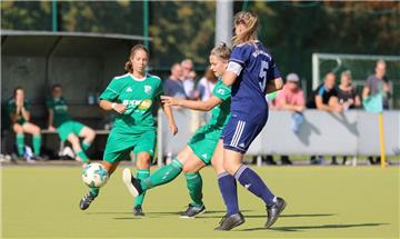 Mit Jana Oonk und Chiara Böschen (grüne Trikots) gewann der TSV Abbehausen nach Elfmeterschießen bei Eintracht Braunschweig.