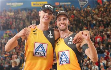 Mit jeder Menge Fans im Rücken freuen sich Julius Thole (links) und Clemens Wickler über ihren Sieg auf dem Center Court. 