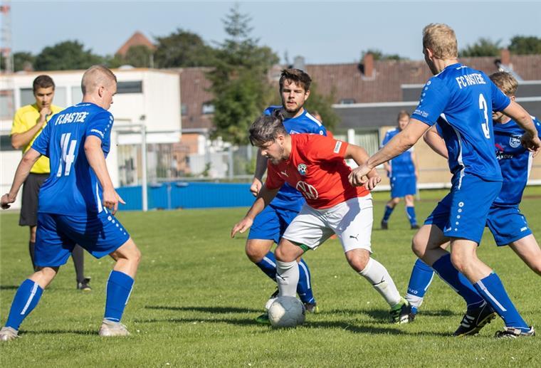 Passiver 1. FC Nordenham unterliegt in der Kreisliga mit 2:5 Mit Kapitän Mehmet Acar (rotes Trikot) unterlag der FCN in Gristede verdient.