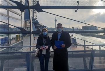 Mit Klemmbrett und Klicker haben Julia Tiedemann und Jan Timke den Verkehr auf der Columbusstraße gezählt.