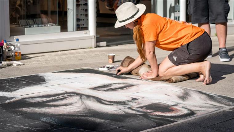 Streetart-Festival: Kunstwerke auf Straßenpflaster Mit Kreide lassen die Künstler ihre Werke vor den Augen der Passanten auf dem Straßenpflaster entstehen.