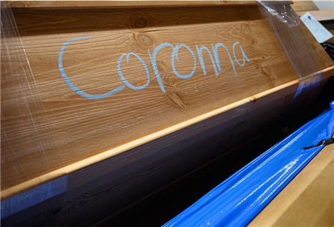 Mit Kreide steht "Coronna" auf einem Sarg mit einem Verstorbenen, der an oder mit dem Coronavirus gestorben ist, im Krematorium mit anderen Särgen in der Kühlung gelagert wird.