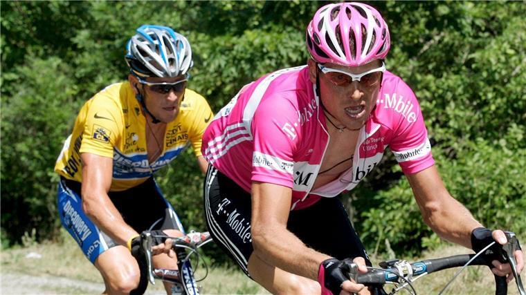 Mit Lance Armstrong (l.) lieferte sich Ullrich einst legendäre Duelle. Später kam heraus, dass beide zu Dopingmitteln gegriffen haben.