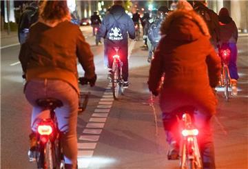 Radfahrer mit angeschaltetem Rücklicht