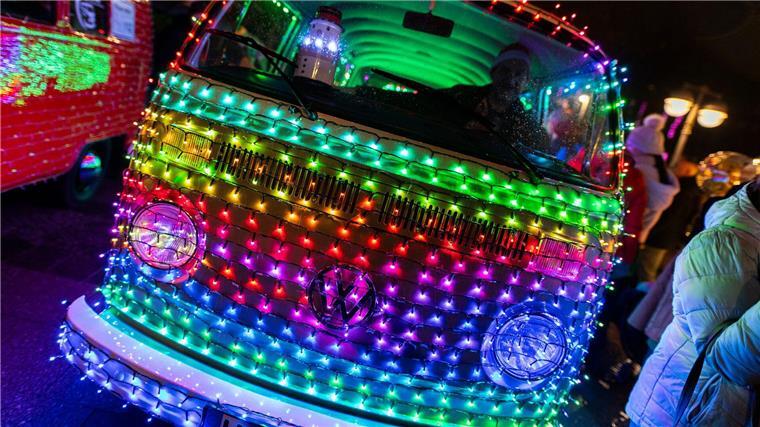 Mit Lichterketten geschmückte VW-Bullis, VW-Käfer und weitere Oldtimer sind beim 6. „Twinkle Light Cruise“ durch die Innenstadt von Hannover gefahren. 
