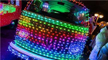 Mit Lichterketten geschmückte VW-Bullis, VW-Käfer und weitere Oldtimer sind beim 6. „Twinkle Light Cruise“ durch die Innenstadt von Hannover gefahren. 