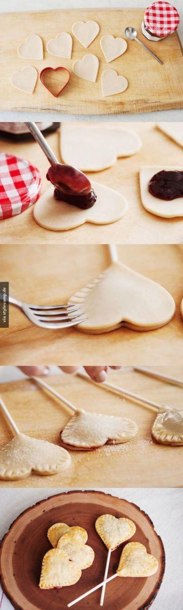 Mit Liebe gebacken: Diese Herzkekse sind eine süße Geste. Quelle: https://www.pi...