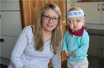 Mit Mama Zuhause leben und spielen ist das Schönste: Sofia konnte erst mit über einem Jahr nach Hause kommen. Vorher fand sich kein Pflegedienst, der ihre Betreuung 24 Stunden am Tag sicherstellen konnte. Mutter Carmen Margaca Conde ist froh, dass die schwere Zeit vorbei ist. 
