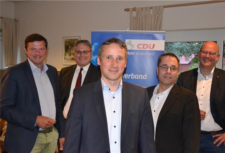 Mit Markus Schwiering (Mitte) präsentiert die CDU ihren Bürgermeisterkandidaten für die Samtgemeinde Tarmstedt, hier mit dem Bundestagsabgeordneten Oliver Grundmann, Kreistagsfraktionschef Marco Prietz, Gemeindeverbandsvorsitzenden Stephan Otten und Kreisverbandsvorsitzenden Marco Mohrmann.