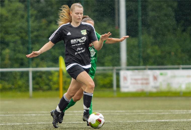 Abbehauser Fußballerinnen holen einen Punkt zum Auftakt Mit Marlene Neumann (vorn) kam der TSV Abbehausen am ersten Spieltag der Landesliga zu einem 2:2 gegen den Post SV Oldenburg.