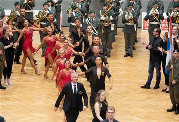 Mit Marschmusik aufs Parkett - und mit der Bronzemedaille wieder runter: Die TSG Bremerhaven ist EM-Dritter.
